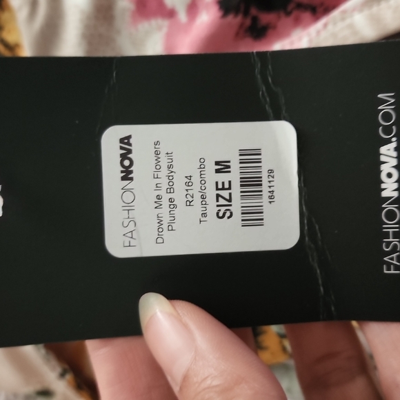 FASHION NOVA  Drown me in flowers plunge body suit - Picture 4 of 4